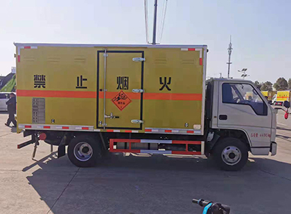 镜铁区爆破器材运输车工人安全操作规范与智能技术保障